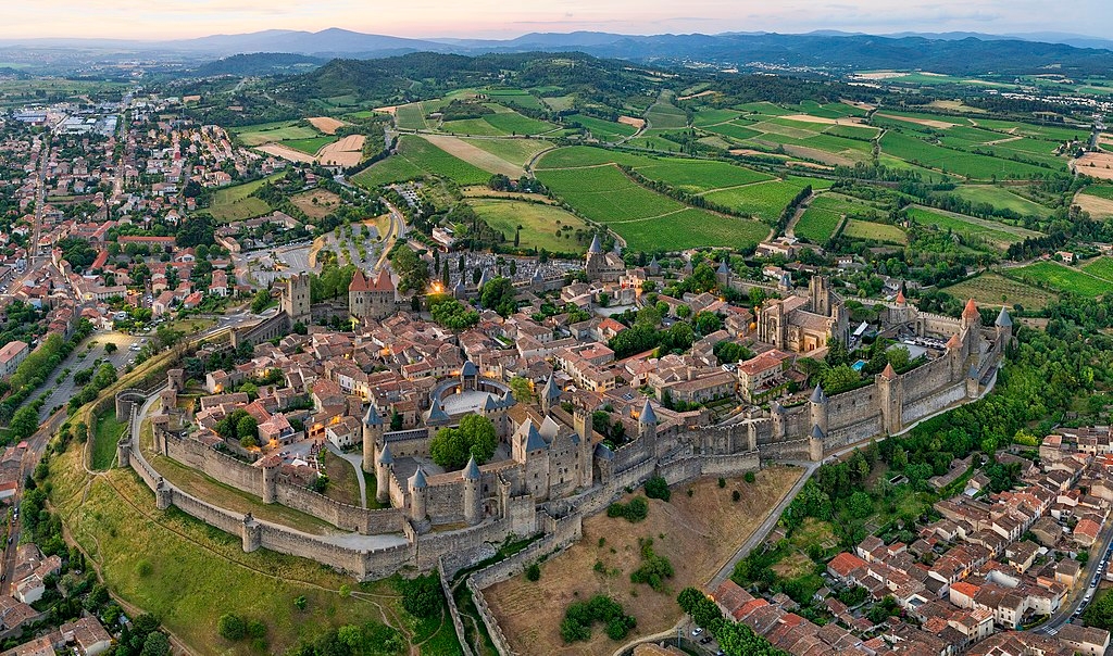 Carcassona (França) - Fica no sul do país, na região de Carcassonnais, próximo à fronteira com a Espanha. Há registros de ocupação desde 3.000 anos a.C, mas a cidade se desenvolveu na era medieval. Atualmente, tem cerca de 49 mil residentes.  Reprodução: Flipar