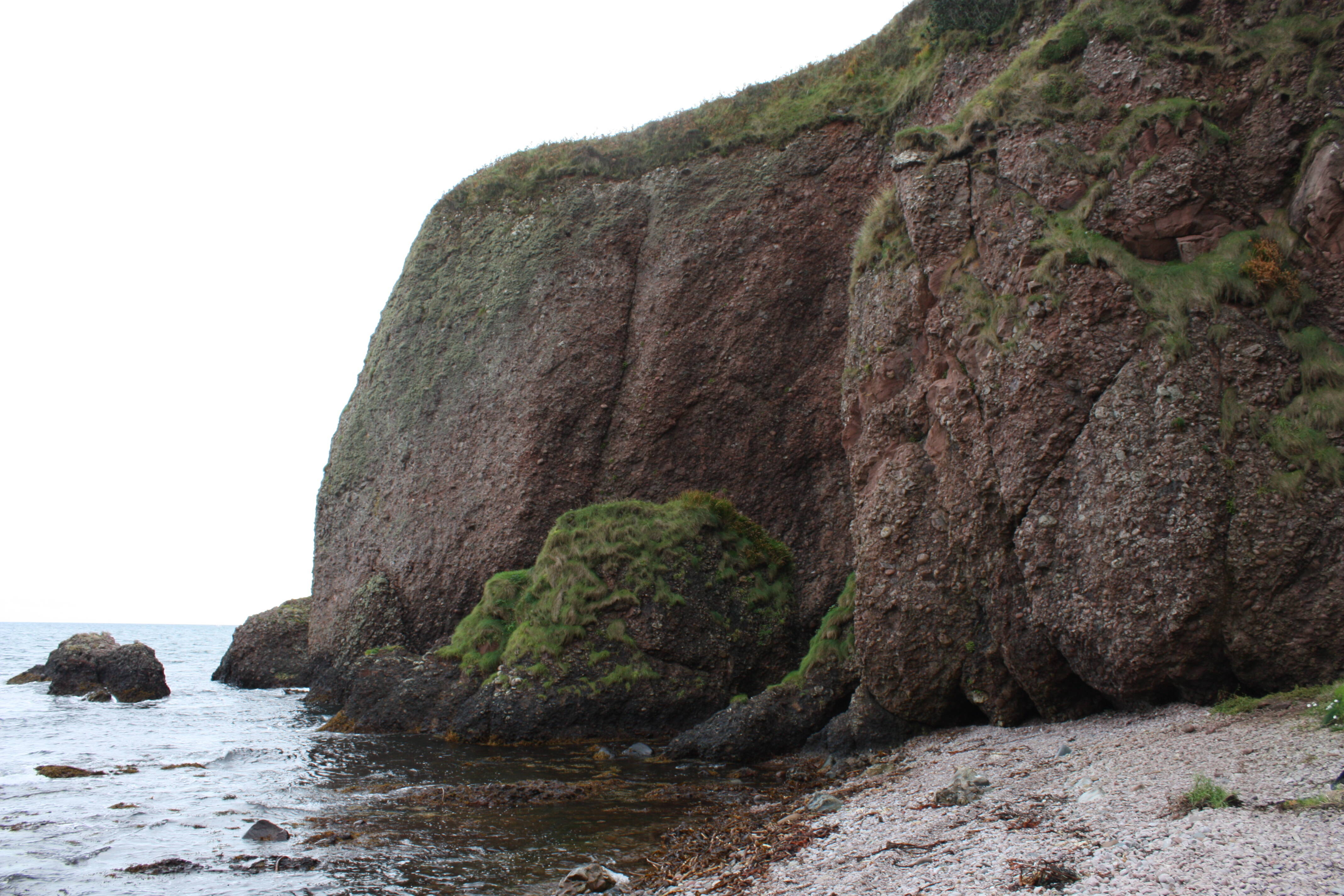 Caverna Cushendun (Irlanda): foi usada como cenário para o nascimento do assustador bebê de sombras da feiticeira Melisandre. Foto: Wikimedia Commons