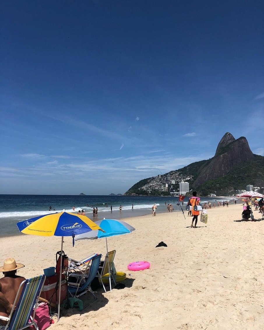 Vista para o Morro dos Irmãos na Praia do Leblon, no Rio. Foto: Reprodução/Instagram 03.03.2023