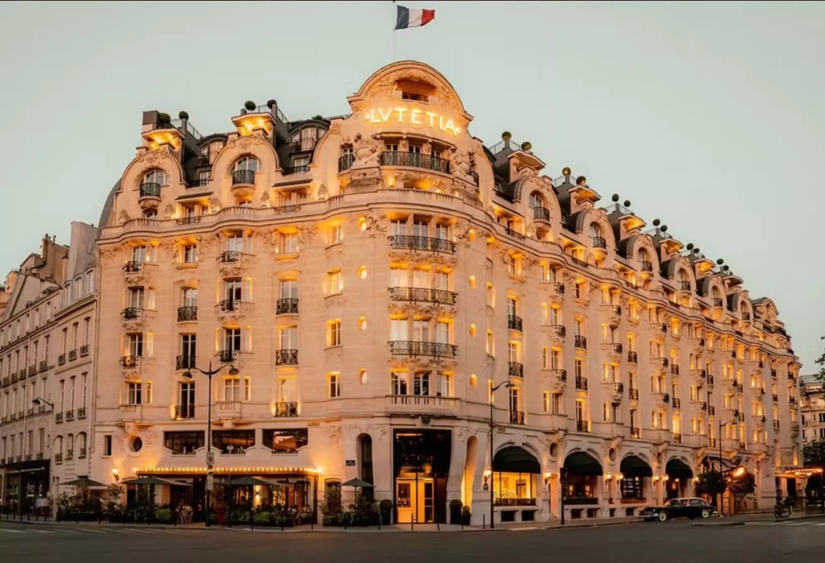 Inaugurado em 1910, o Lutetia combina Art Nouveau e Art Déco, com fachada ondulante, luminárias de vidro Murano e obras de artistas como César, Arman e Takis. A restauração mais recente, entre 2014 e 2018, conduzida pelo arquiteto Jean-Michel Wilmotte, manteve o charme clássico e acrescentou um toque contemporâneo de luxo. Reprodução: Flipar