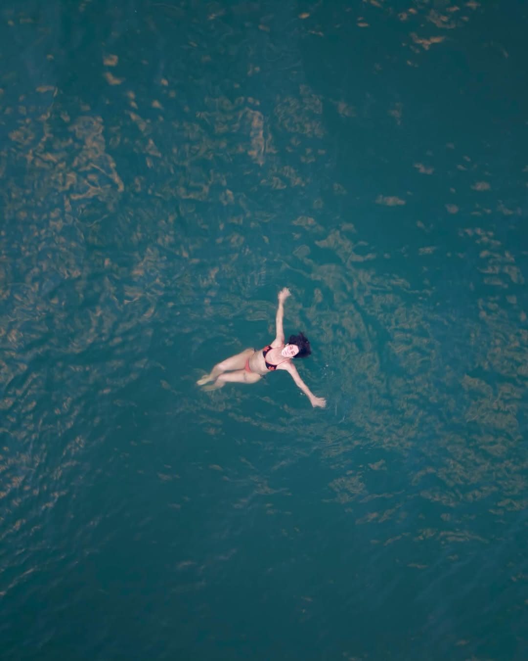 Carol Castro nadando. Foto: Reprodução/ Instagram @castrocarol