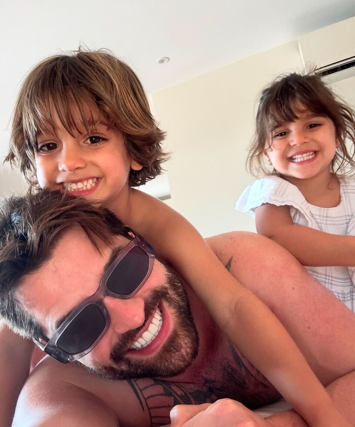 Alok brinca com os filhos Ravi e Raika Reprodução Instagram