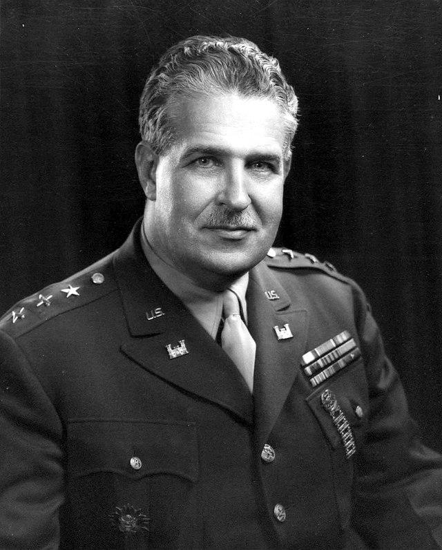 O segundo foi o coronel Leslie Groves, principal responsável pela supervisão do projeto para o Exército dos EUA.  Reprodução: Flipar