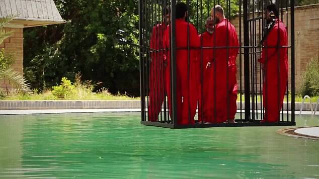 Estado Islâmico afoga espiões dentro de gaiola em piscina (jun/2015). Foto: Reprodução/Estado Islâmico