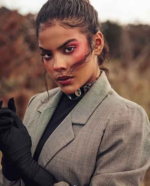 Antes de conquistar o público em Vale Tudo, Bella Campos levava uma rotina simples como balconista de um café em Florianópolis, para onde se mudou após a separação dos pais. Em 2016, ainda distante da fama, a jovem buscava novos rumos na vida. Reprodução: Flipar