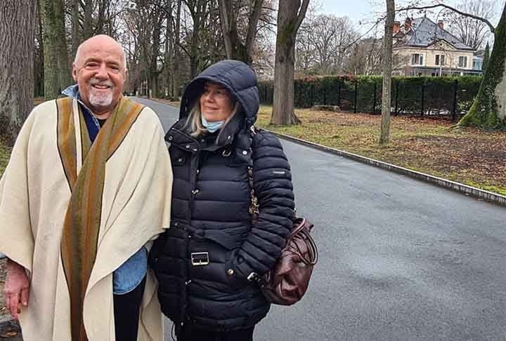  Paulo Coelho é casado há 44 anos com Christina Oiticica, artista conhecida internacionalmente por obras de arte contemporânea que incorporam elementos de abstração, cores vibrantes e formas orgânicas.  Reprodução: Flipar