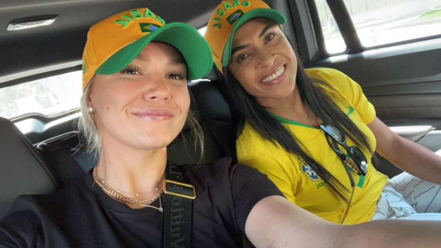 Carrie Lawrence e Marta no Instagram Reprodução