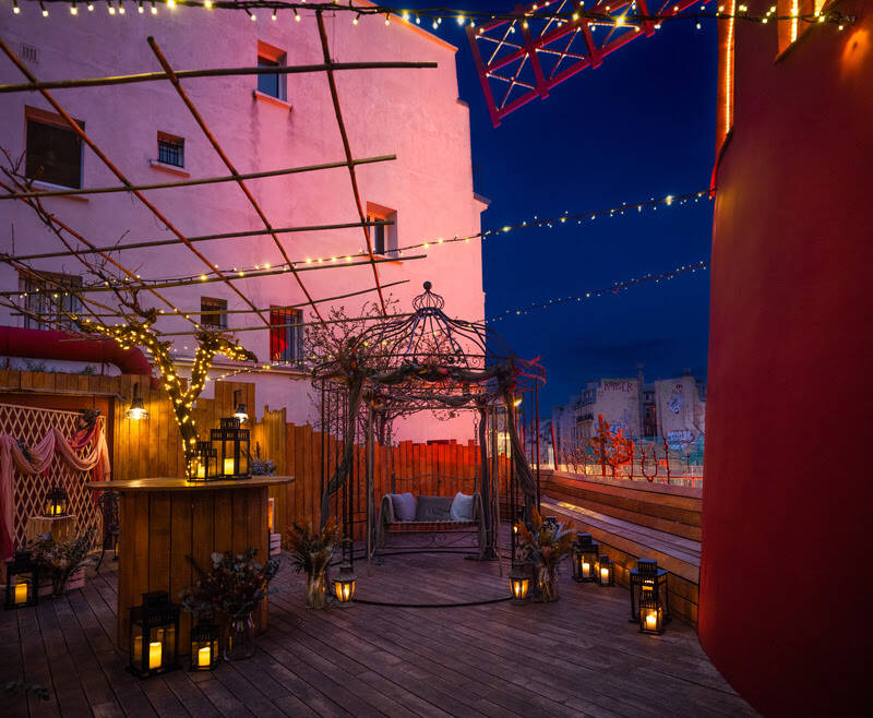 Quarto secreto do Moulin Rouge é aberto ao público para hospedagem por 5 reais. Foto: Airbnb/Daniel Alexander Harris