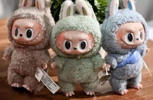 O Labubu é um personagem criado pelo artista chinês Kasing Lung, conhecido por sua aparência peculiar, com dentes pontudos, expressão travessa e traços que misturam o macabro com o lúdico. 
 Reprodução: Flipar