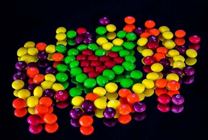 O governo  destacou, em sua carta, que os Skittles estão disponíveis na União Europeia, o que, para ele, prova que a indústria alimentar pode manter produtos em conformidade com diferentes leis de saúde pública. Reprodução: Flipar