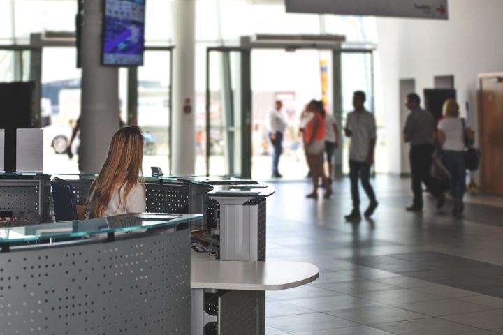 Tenha em mãos o comprovante de despacho da bagagem (talão que você recebe no check-in), além da descrição da mala (marca, cor, tamanho, características especiais). Reprodução: Flipar