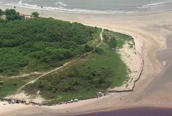 Tudo começou em 2022, quando a Agência Estadual de Meio Ambiente de Pernambuco (CPRH) autorizou a construção de um muro menor, com 250 metros, justificando que ele ajudaria a conter a erosão costeira. Reprodução: Flipar