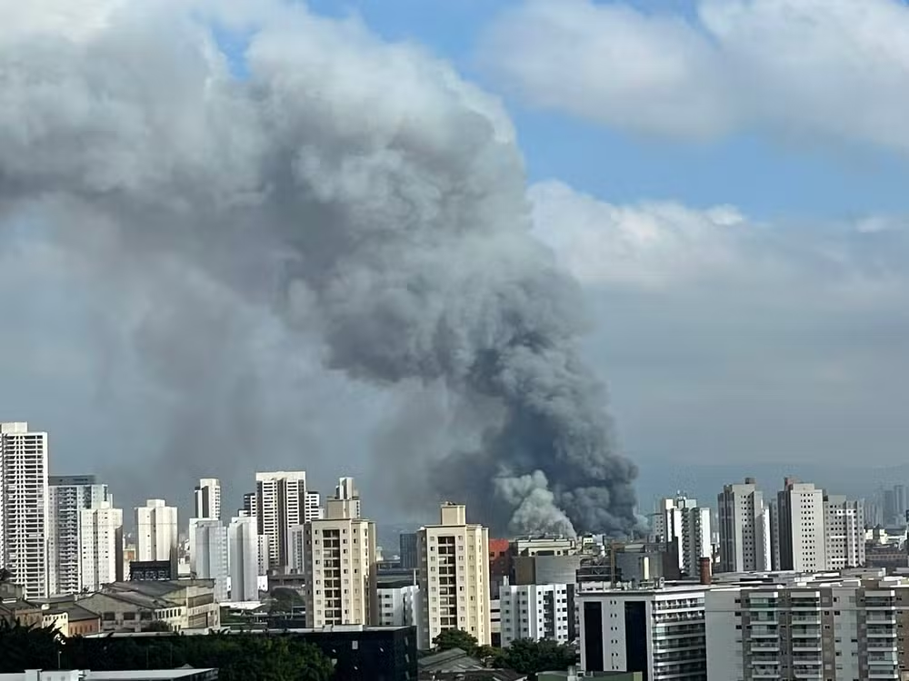 Vista da Mooca, na Zona Leste, mostra o tamanho do incêndio que acontece na rua Barão de Ladário, no Brás, Centro de SP, na manhã desta quarta-feira (30). Reprodução/Arquivo pessoal/g1