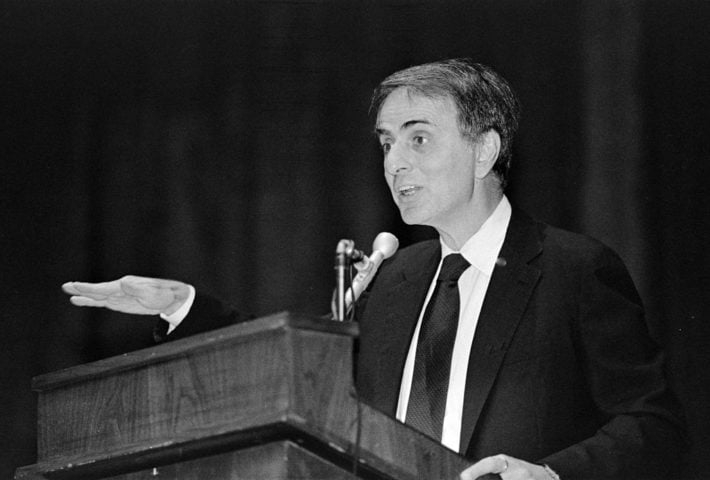 Carl Sagan, um dos maiores astrônomos da história, teria hoje 90 anos (completados em 9 de novembro de 2024).  Sua curiosidade intelectual e sua busca por respostas às perguntas mais profundas sobre o universo contribuíram em muito para a Ciência.  Reprodução: Flipar