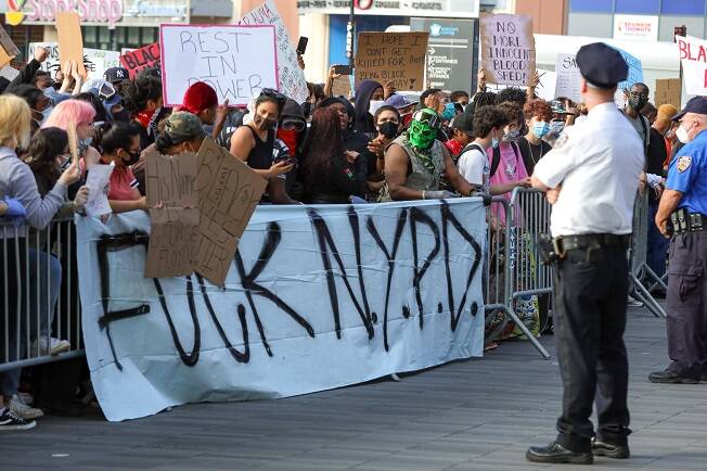 Manifestantes protestam em Nova York após a morte de Floyd por um policial branco. Foto: William Volcov/Brazil Photo Press/Agencia O Globo