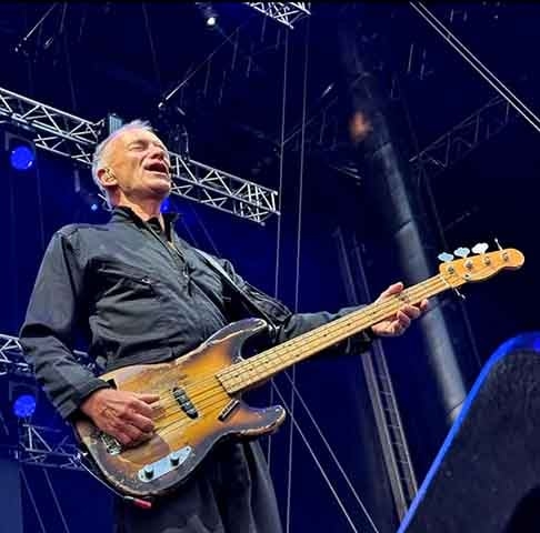 O cantor Sting, ex-vocalista da banda The Police, baniu de suas apresentações ao vivo uma canção por motivos geopolíticos. 
 Reprodução: Flipar