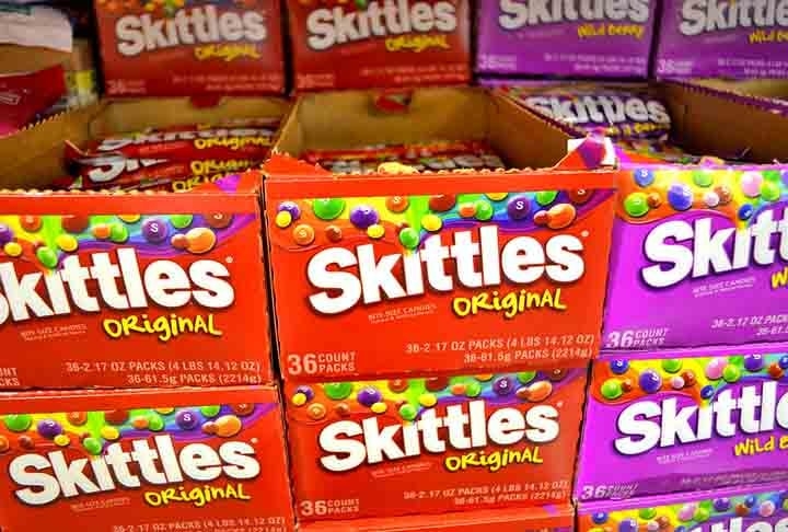 Cerca de 3 mil produtos incluem o corante vermelho nº 3 em sua composição. Isso abrange doces como Skittles, Nerds e gomas Trolli.