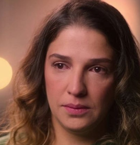 Ao portal UOL, ela declarou ter relutado em dar entrevista para a produção a fim de preservar os filhos Miguel, de 7 anos, e Maria Fernanda, de 3. Mas acabou participando do documentário. 
