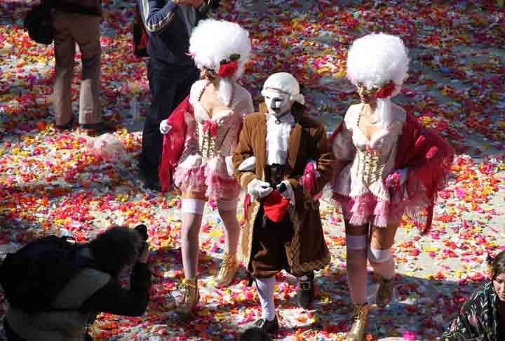 A folia em Barcelona dura uma semana, geralmente em fevereiro, antecedendo o período da Quaresma (como no Brasil). Na quinta-feira, a abertura é feita pelo Rei Carnestoltes. Na Quarta-Feira de Cinzas ocorre o Enterro da Sardinha, um cortejo fúnebre que ritualiza o fim do período.  Reprodução: Flipar