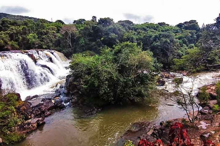 Suas quedas d’água lembram um véu de noiva, o que inspira o nome romântico do local. Rodeada por vegetação, a cachoeira dá em um passeio tranquilo e é muito procurada por turistas e famílias, especialmente nos fins de semana. Reprodução: Flipar