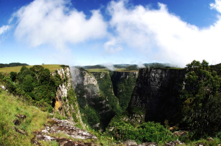 Cânion das Laranjeiras: Fica localizado no município de Bom Jardim da Serra, no estado de Santa Catarina. Com aproximadamente 5 km de extensão e 800 m de profundidade, é considerado o maior cânion do estado e um dos mais bonitos do Brasil. Reprodução: Flipar