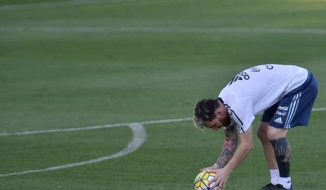 O camisa 10 exibiu a nova tatuagem pela primeira vez durante treino na capital mineira. Foto: Reprodução/Twitter