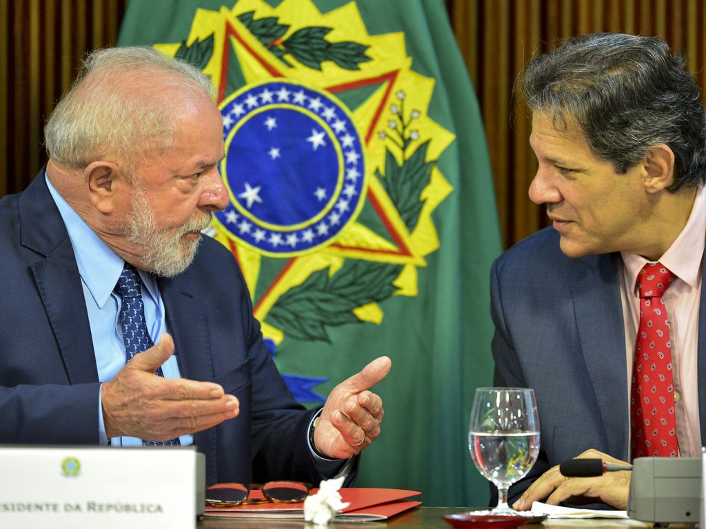 Presidente Luiz Inácio Lula da Silva (PT) e o ministro da Fazenda, Fernando Haddad (PT), durante reunião ministerial, no Palácio do Planalto. Foto: Marcelo Camargo/Agência Brasil - 10/03/2023 