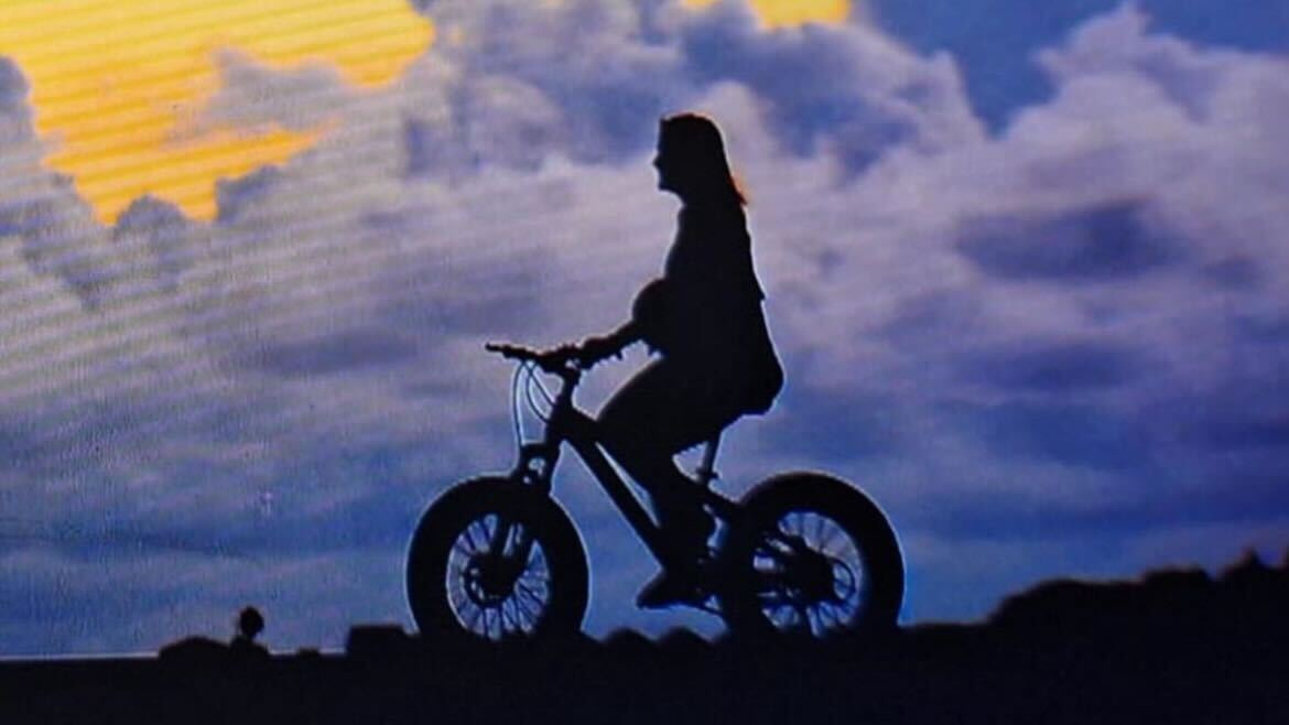 Milene Domingues durante passeio de bicicleta. Reprodução Instagram - 21.4.2024