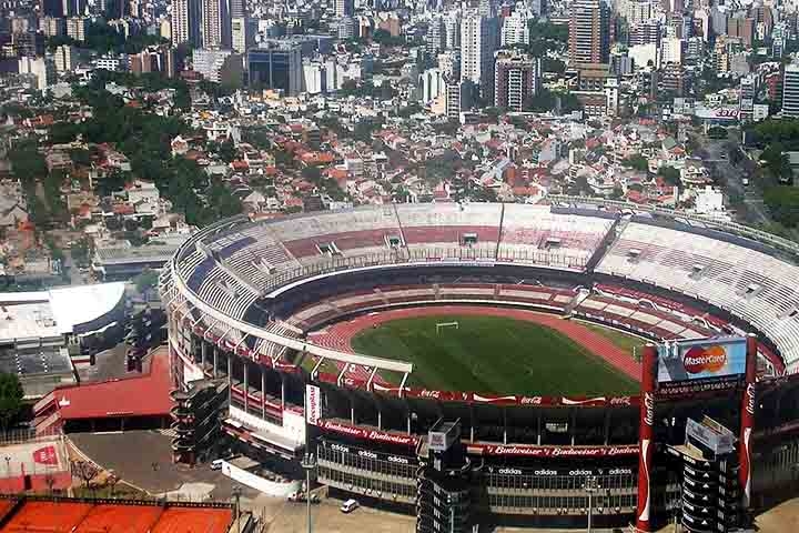 O futebol pulsa em Buenos Aires. A cidade é uma das mais fartas em clubes de futebol. Além do Boca Juniors, lá estão outros campeões da Copa Libertadores: River Plate, San Lorenzo, Argentinos Juniors, Racing e Vélez Sarsfield. 
 Reprodução: Flipar