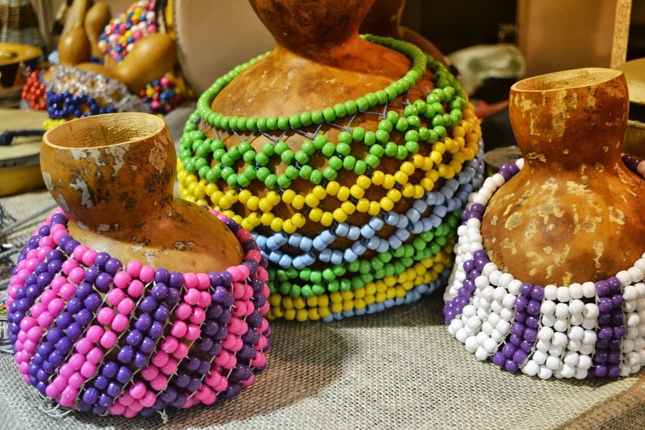 E o Maracatu Rural é característico da cidade de Nazaré da Mata, da Zona da Mata Norte de Pernambuco.  O Maracatu é eminentemente percussivo, com instrumentos de batida que dão o ritmo da dança.  Reprodução: Flipar