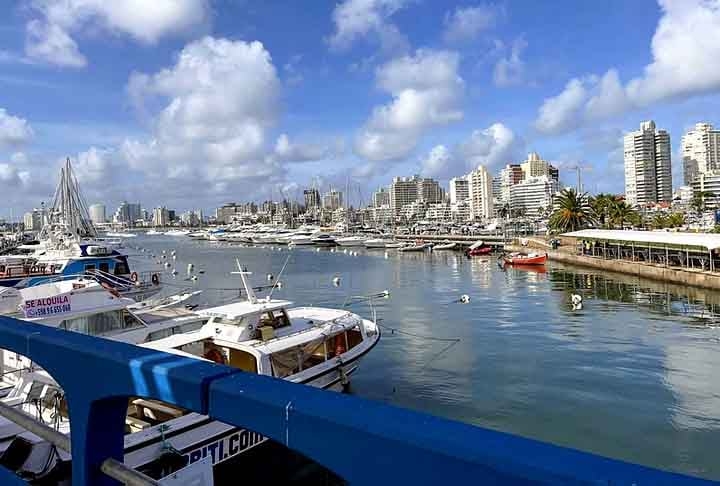 Punta del Este é conhecida como a St. Tropez do Uruguai, graças às suas belas praias, resorts fabulosos e clubes noturnos sofisticados. O nome significa e descreve o lugar. A pontinha da península marca a divisão entre o Oceano Atlântico (o mar aberto) e o Rio da Prata (a baía). Reprodução: Flipar