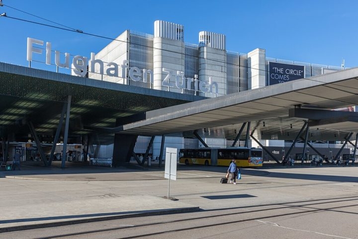 9º) Aeroporto Internacional de Zurique (Suíça): Localizado a 12 km ao norte da cidade de Zurique, é um dos principais aeroportos da Europa e um dos mais movimentados do mundo. Se destaca pela infraestrutura moderna, serviços de alta qualidade e compromisso com a sustentabilidade. Reprodução: Flipar