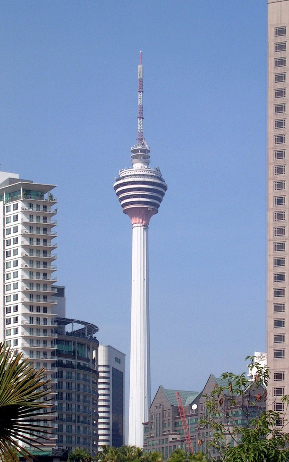 Menara Kuala Lumpur - 420 metros - Malásia - Inaugurada em 1996 na cidade de Kuala Lumpur, a torre chama a atenção pelo seu design único, com uma haste estilizada e uma esfera que abriga um observatório e um restaurante. Durante a noite, sua iluminação conta com cores que fazem com que se destaque no horizonte da cidade. Reprodução: Flipar