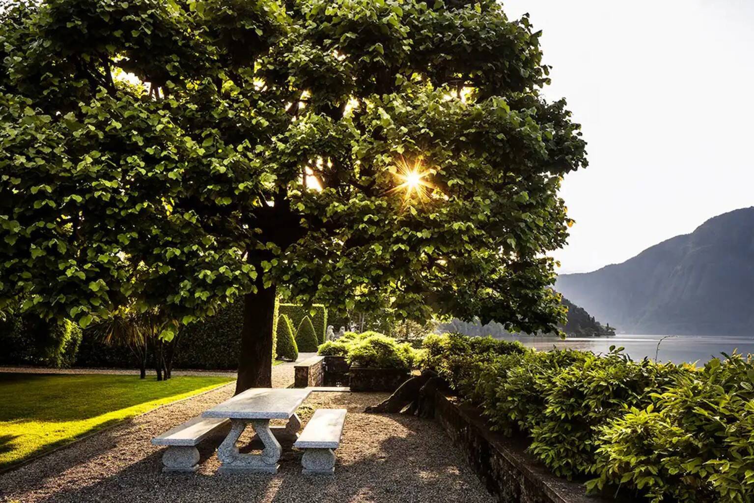 Os jardins têm vista privilegiadas para as montanhas que circundam o lago.. Foto: Airbnb