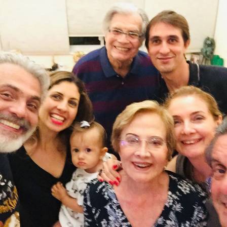 Tarcísio Meira e Glória Menezes com a família reunida . Foto: Instagram