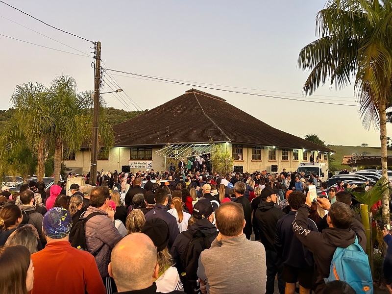 A 12ª Caminhada Noturna da Rota do Enxaimel, em Pomerode (SC) reuniu 1.600 participantes, batendo um novo recorde. Eles percorreram 12 quilômetros pelas belezas naturais do bairro Testo Alto, que é reconhecido pela ONU como uma das melhores vilas turísticas do mundo. Reprodução: Flipar