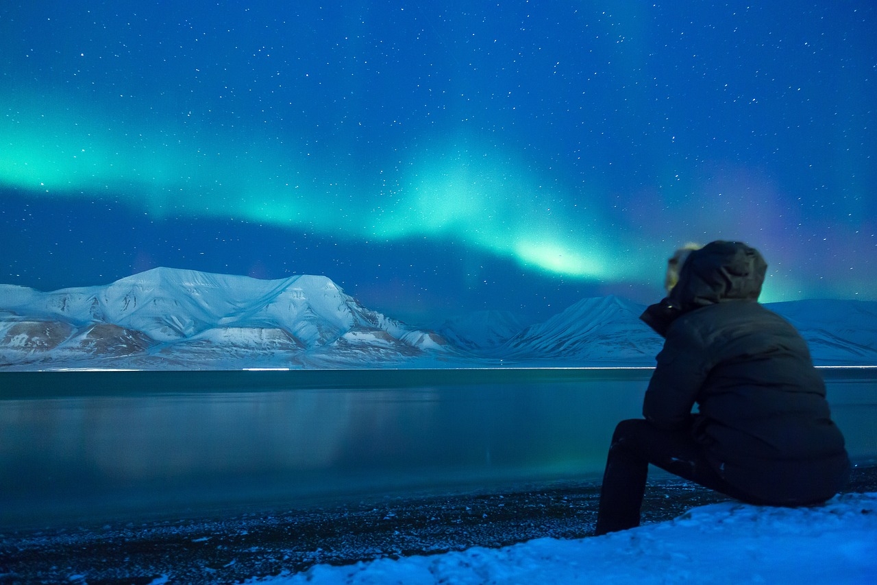 Ainda há visitantes interessados em ver a aurora boreal, praticar esqui, snowboard e participar de festivais de inverno, como o Iditarod, a famosa corrida de trenós puxados por cães.
 Reprodução: Flipar