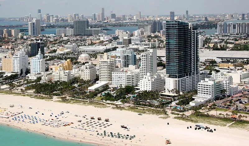 Outro ponto muito famoso, e glamoroso, da Flórida é Miami Beach, conjunto de ilhas a leste de Miami que oferece praias ensolaradas e muita diversão. 
 Reprodução: Flipar