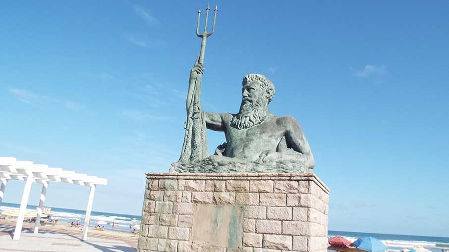 A imagem de Netuno está na orla da Praia Ocian, em Praia Grande. Foto: Divulgação/PMPG 19.12.2022
