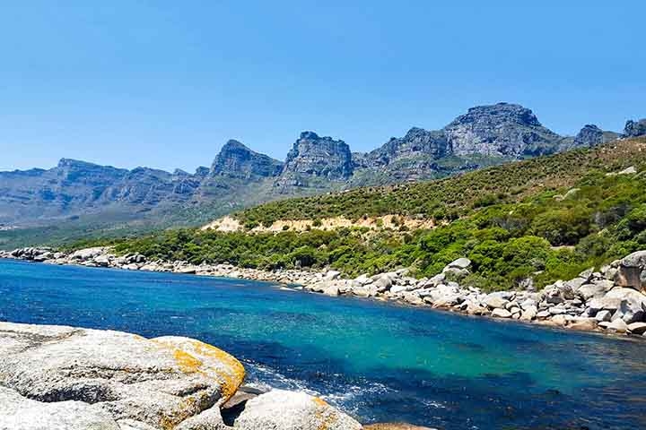 Os Doze Apóstolos, ou Twelve Apostles, são uma formação rochosa da Table Mountain. Apesar de ser um símbolo da cidade, o morro funciona mais como lugar de contemplação, que pode ser mais bem observado de Camps Bay.  Reprodução: Flipar