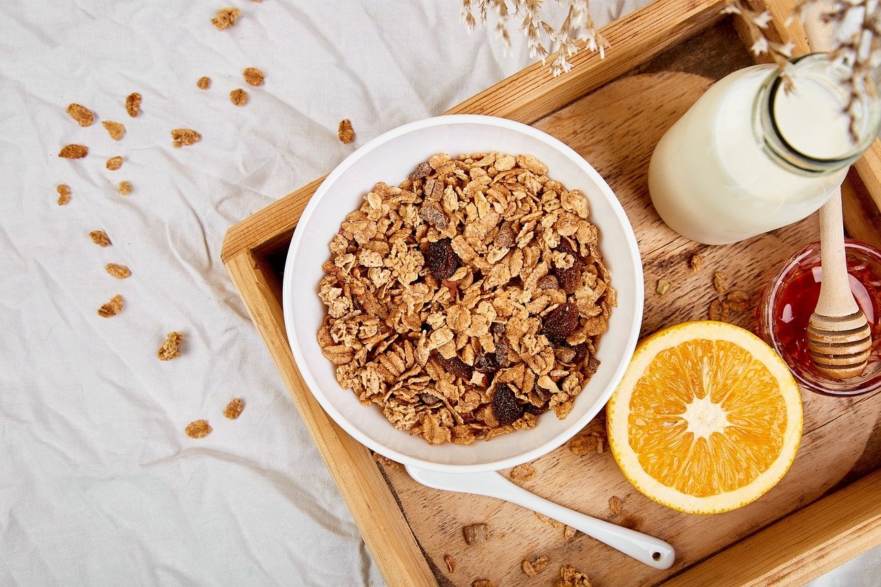 As fibras da aveia servem de alimento para as bactérias benéficas do intestino. Algo que promove o equilíbrio da flora intestinal e melhora situações, como diarreia e síndrome do intestino irritável. Reprodução: Flipar