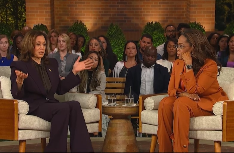 Recentemente, Kamala Harris revelou ter uma arma de fogo em casa. Ela comentou o fato em debate com o republicano Donald Trump e também em uma entrevista à apresentadora Oprah Winfrey. 
 Reprodução: Flipar