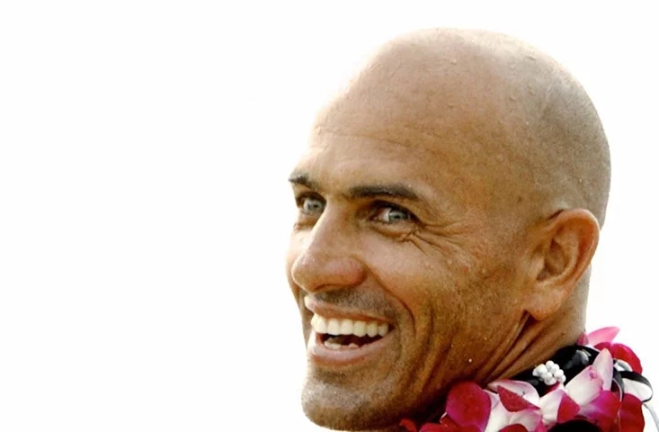 Considerado por muitos o maior surfista de todos os tempos, o norte-americano Kelly Slater completou 53 anos no dia 11 de fevereiro.  Reprodução: Flipar
