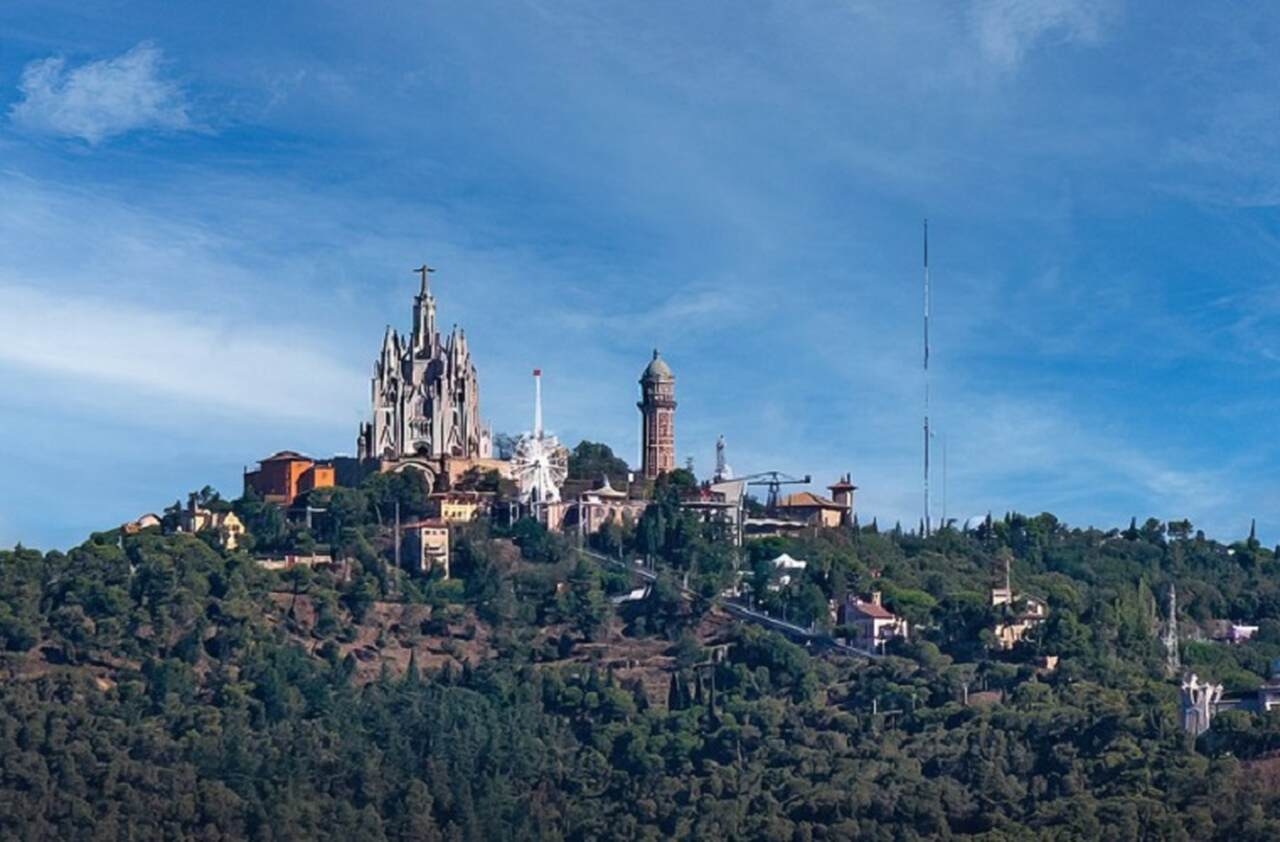 Tibidabo - Tibidabo é a montanha mais alta de Barcelona, com um parque de diversões centenário e a icônica igreja do Sagrado Coração. A vista panorâmica do topo da montanha oferece uma das melhores perspectivas da cidade. Reprodução: Flipar