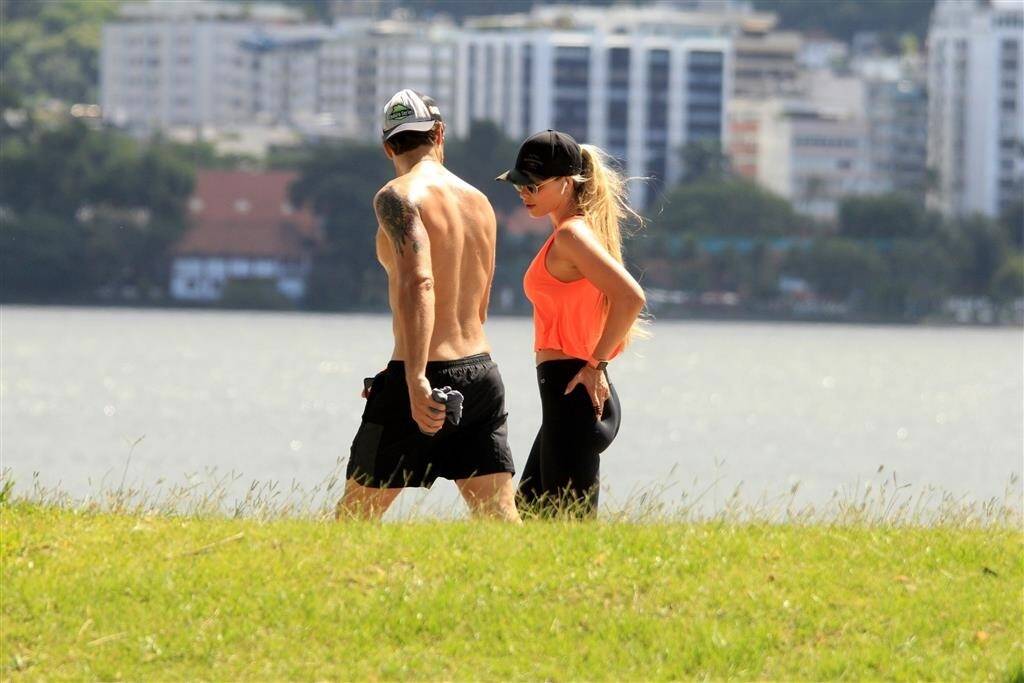 Yasmin Brunet caminha com marido no Rio de Janeiro. Foto: JC Pereira/AgNews