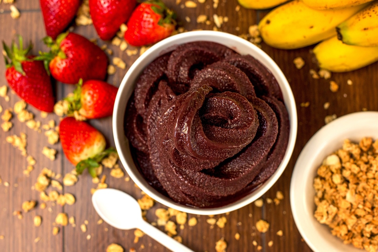 O açaí é rico em nutrientes, incluindo vitaminas, minerais, fibra, antioxidantes e uma excelente fonte de vitamina A, vitamina E e vitaminas do complexo B. Ele também contém minerais como potássio, cálcio, fósforo, magnésio, cobre e zinco. Reprodução: Flipar