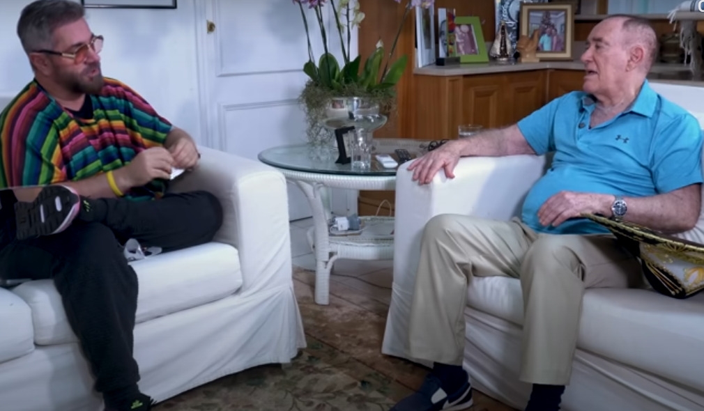 Em 26 de julho de 2025, o humorista participou de uma entrevista no canal YouTube Inteligência Ltda., e comentou com humor que sua esposa, Lílian Aragão, é “controladora”.  Reprodução: Flipar