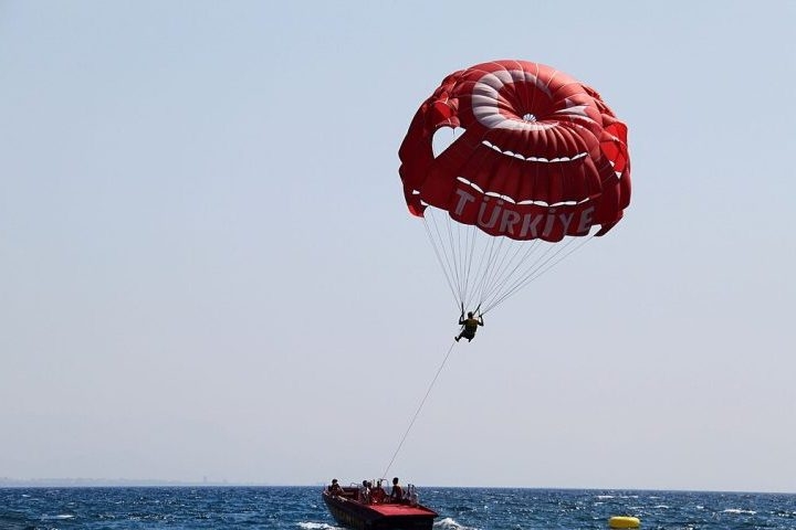 Embora o parasailing seja considerado seguro, há alguns riscos envolvidos. Reprodução: Flipar