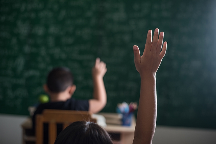 O quinto lugar é na área de educação, algo como pedagogia, no Brasil, que trabalha estudando o ensino e também  dando aula para crianças, que, claro, tem um processo de aprendizado diferente do nosso. O índice de insatisfeitos é de 61%.  Reprodução: Flipar