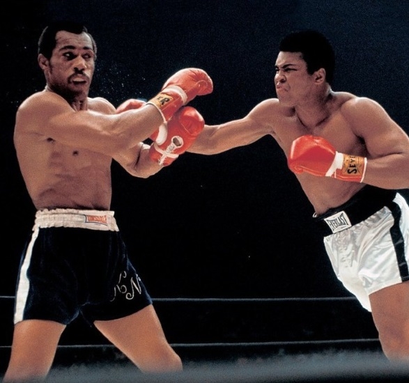 Muhammad Ali manteve o cinturão por dois anos até perdê-lo para Ken Norton por decisão dos juízes.  Reprodução: Flipar